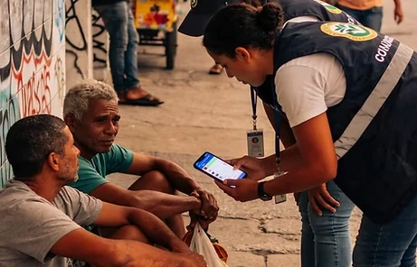 Equipe de abordagem social conversando com pessoas em situação de rua