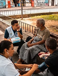 Profissionais de saúde e de assistência social atendem pessoas em situação de rua, com aferição de pressão arterial