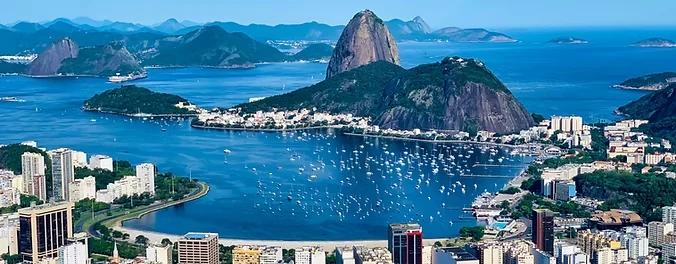Vista aérea da enseada de Botafogo com o Pão de Açúcar ao fundo, no Rio de Janeiro